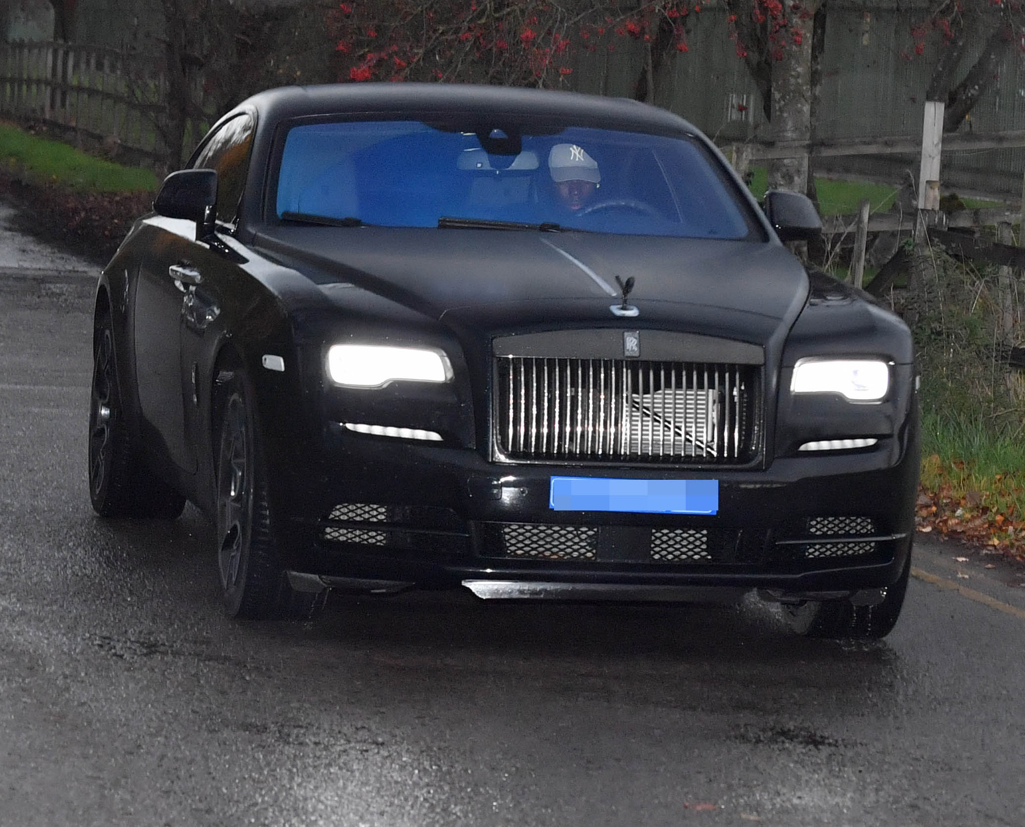  PogƄa's car collection includes a Ƅlack Rolls-Royce Wraith Black Badge ʋalued at £290,000