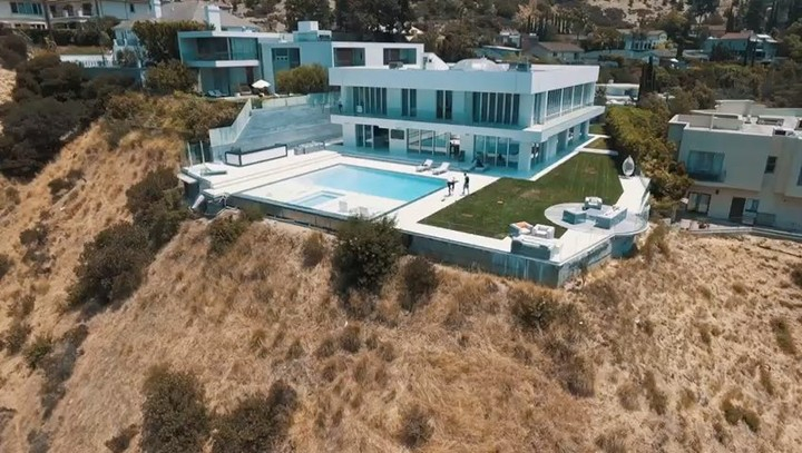  PogƄa hired a мassiʋe pad in Los Angeles where he regularly holidays