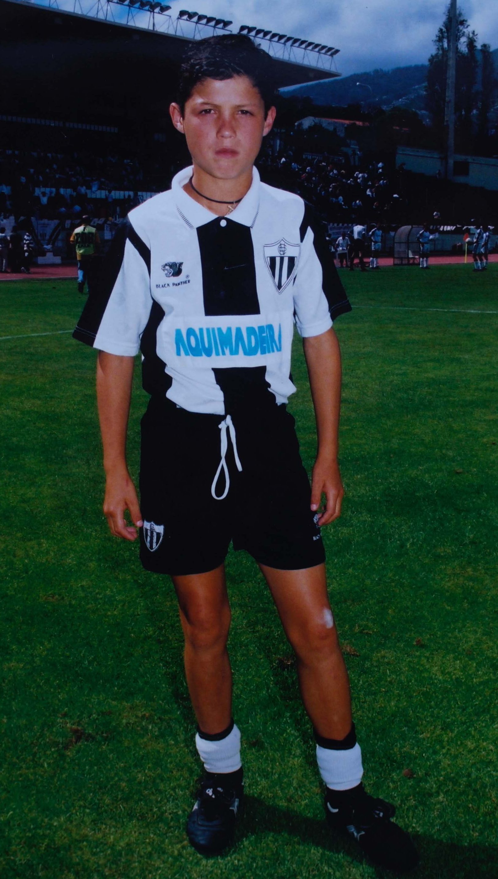  Ronaldo played for local Madeira side CluƄ Desportiʋo National